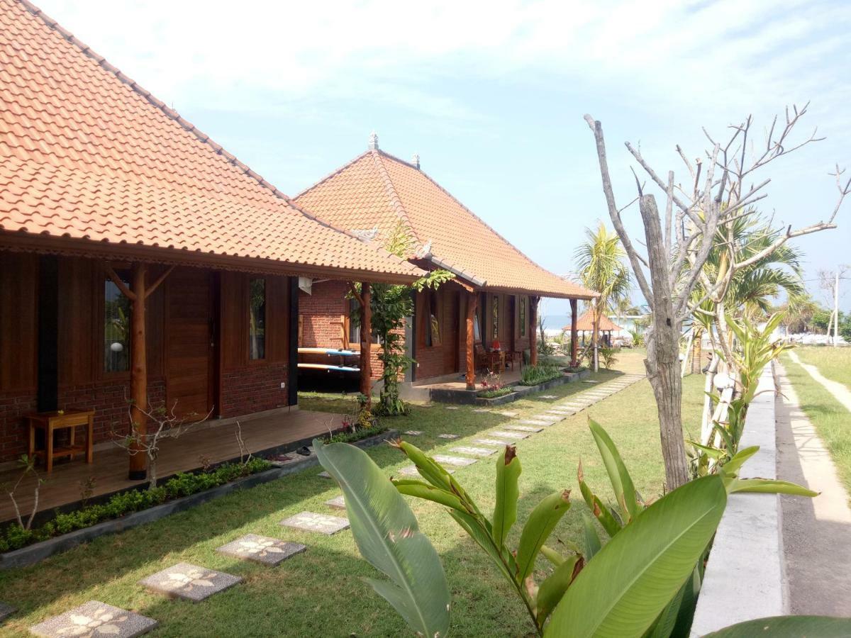 Emir Surfcamp Hotel Pulukan Exterior photo